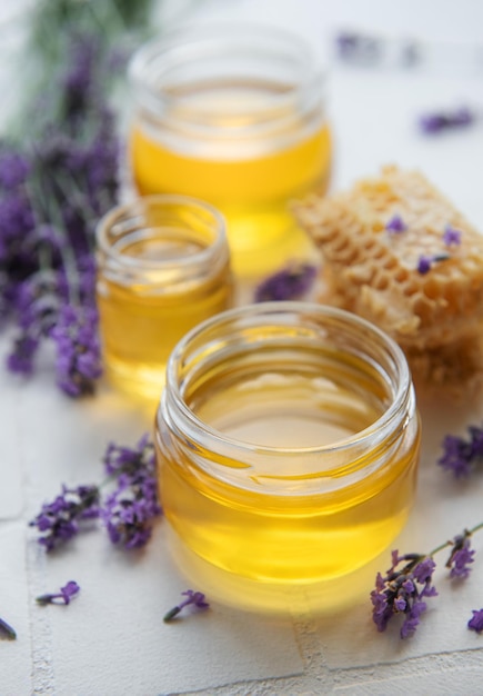 Tarro con miel y flores frescas de lavanda.