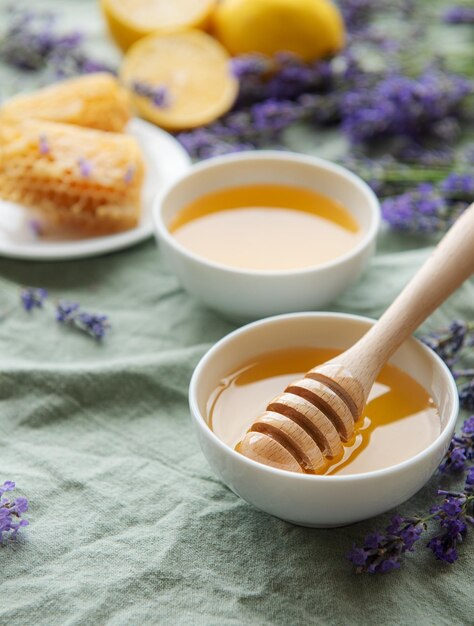 Tarro con miel y flores frescas de lavanda.