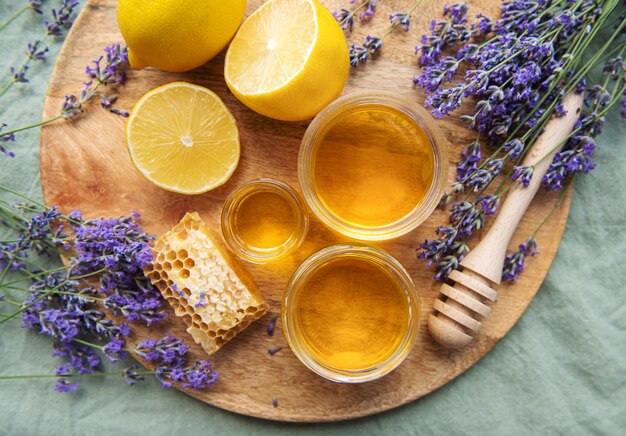 Tarro con miel y flores frescas de lavanda.