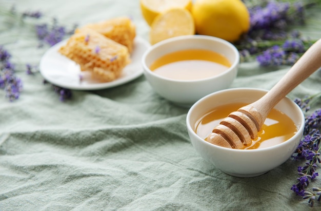 Tarro con miel y flores frescas de lavanda.