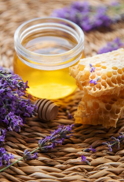 Tarro con miel y flores frescas de lavanda.