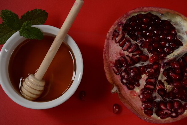 Tarro de miel, granada, manzana fresca. Concepto de Rosh Hashaná (fiesta judía del año nuevo).