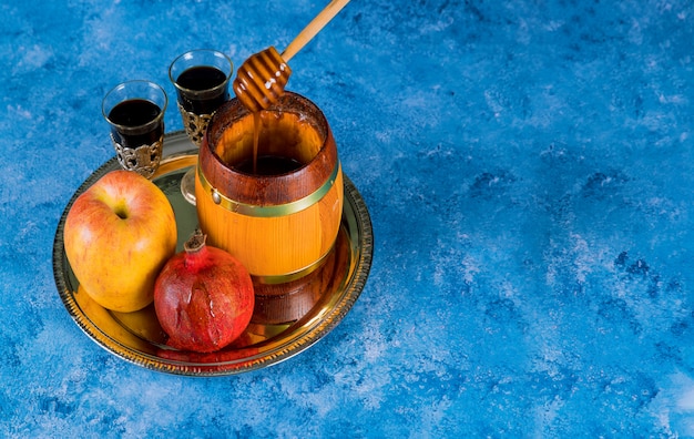 Foto tarro de miel y manzanas maduras frescas