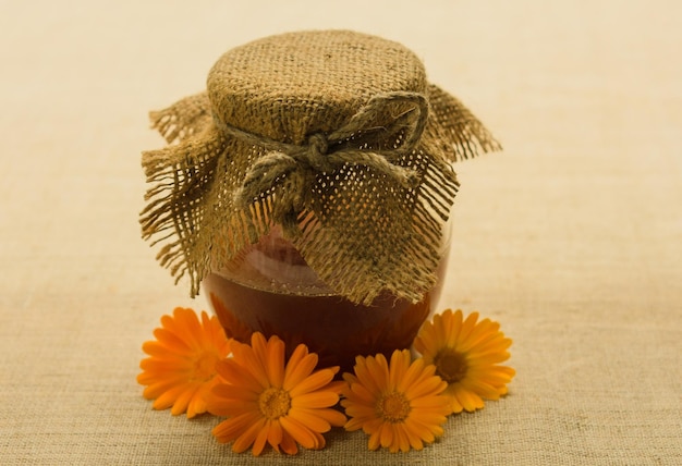 Un tarro de muda con flores de caléndula.