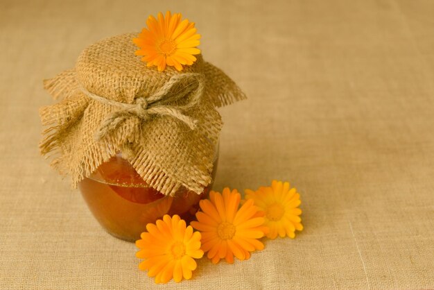 Un tarro de muda con flores de caléndula.