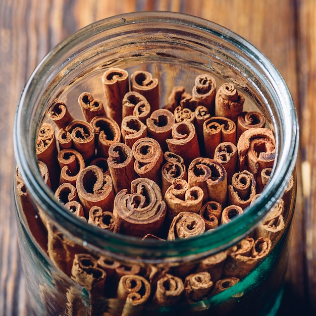 Tarro de palitos de canela. Ver a través del cuello de botella.