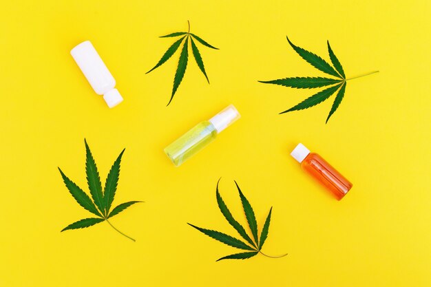 Tarro con producto cosmético con aceite de cannabis