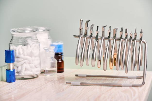 Foto tarro de rollos de algodón e instrumentos de ortodoncia para procedimiento dental