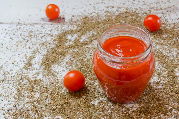 Tarro de salsa de tomate y tomates cherry