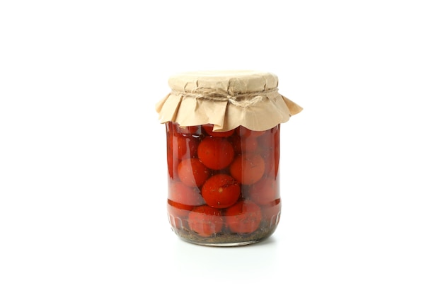 Tarro de tomates en escabeche aislado sobre fondo blanco.
