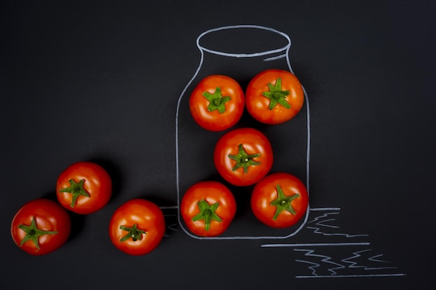 Un tarro de tomates con la palabra tomate