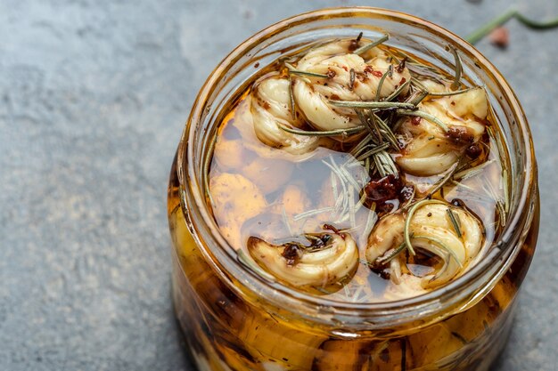 Tarro de trozos de queso con hierbas y especias en aceite de oliva. banner, menú, lugar de receta para texto, vista superior.