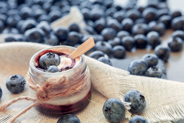 Tarro de yogur con arándanos y chocolate