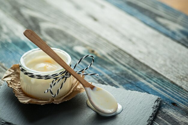 Foto tarro con yogur fresco sobre una mesa rústica