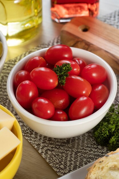 Tarros de aperitivo con queso, aceitunas y tomates cherry.