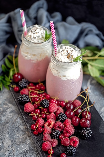 Tarros de batido con arándanos, fresas y arándanos