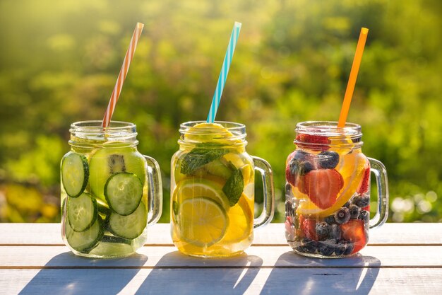 Tarros de cristal de agua infundida con frutas