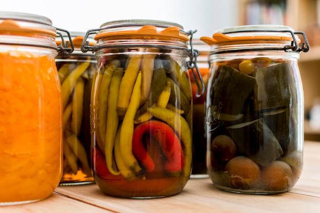 Tarros de cristal con comida marinada lacofermentada de pimientos y verduras