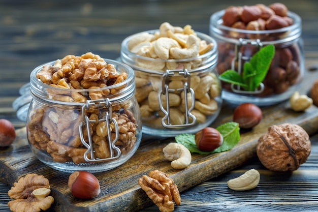 Tarros de cristal con nueces, anacardos y avellanas