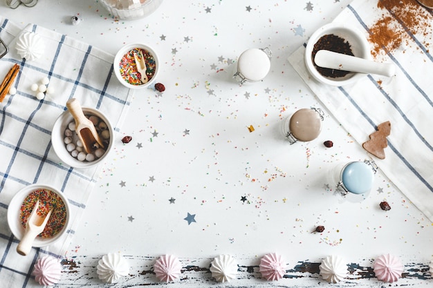 Tarros de dulces en la mesa con galletas y dulces