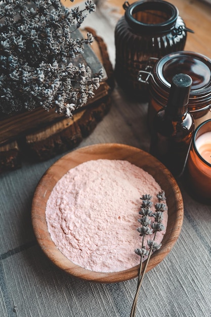 Tarros de polvos de baño con aceites naturales lavanda seca y velas cuidado facial y corporal