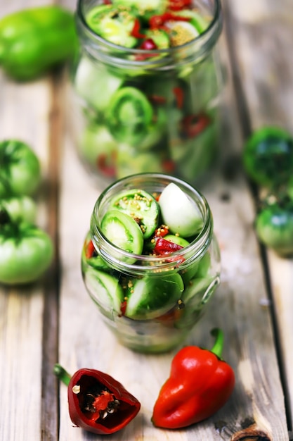 Tarros de tomates verdes fermentados.