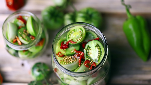 Tarros de tomates verdes fermentados.