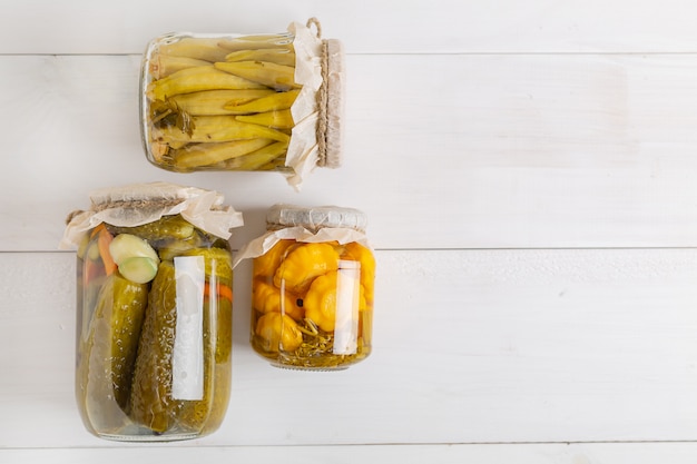 Tarros de verduras en escabeche