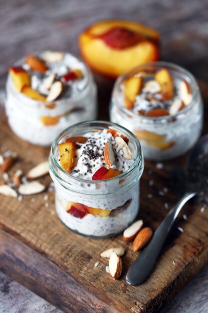 Tarros de yogur de chía, melocotón y almendras