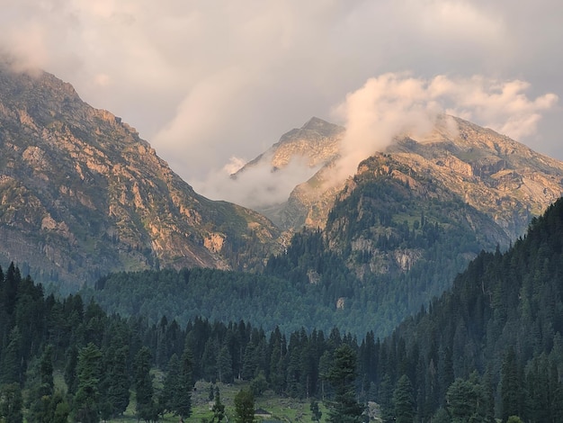 Foto tarsar marsar trek im wunderschönen kaschmir