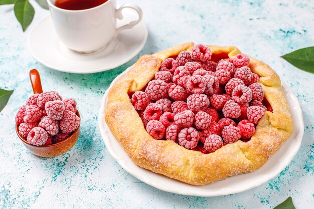 Tarta abierta, galette de frambuesa. Postre de bayas de verano.