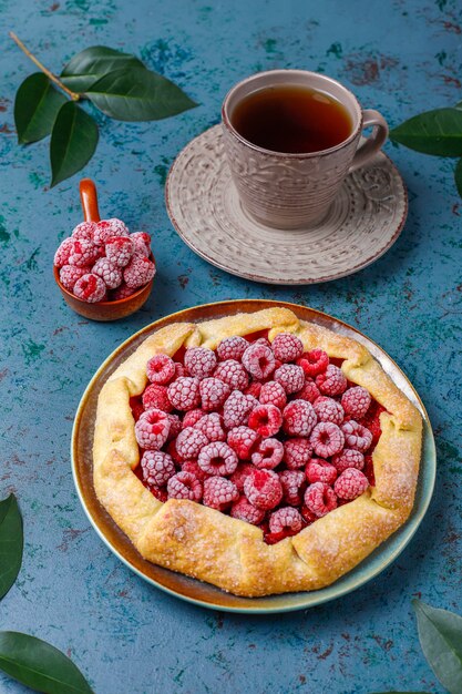 Tarta abierta, galette de frambuesa. Postre de bayas de verano.