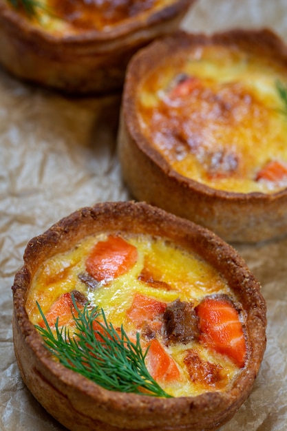 Tarta abierta con relleno de pescado y huevo