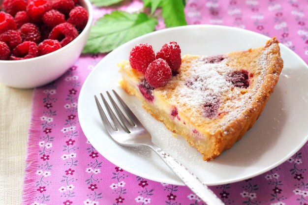 Tarta de almendras con frambuesas y chocolate blanco