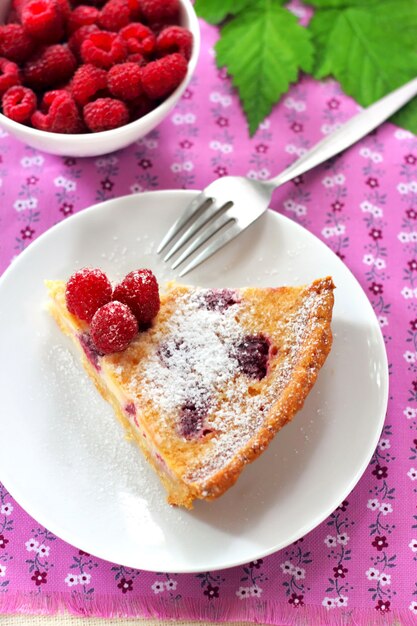 Tarta de almendras con frambuesas y chocolate blanco