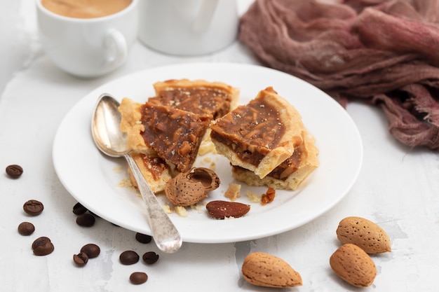 Tarta de almendras en plato pequeño