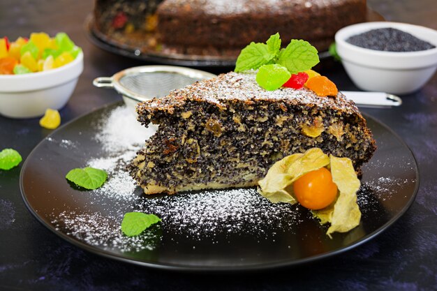 Tarta de amapola con pasas y frutas confitadas