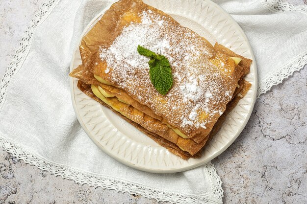 Tarta árabe casera con pasta filo y crema pastelera desde arriba. comida arabica