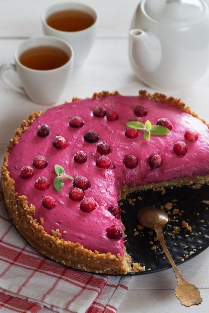 Tarta de arándano con bayas y tazas de té