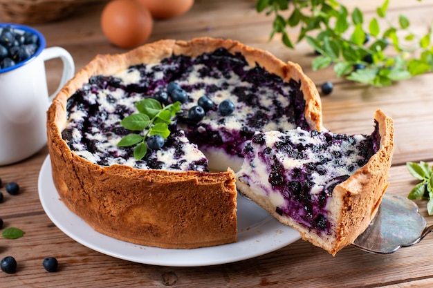 Tarta de arándanos y bayas en mesa de madera