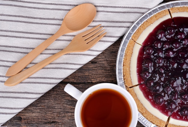 Tarta de arándanos y bayas en la rústica mesa de madera