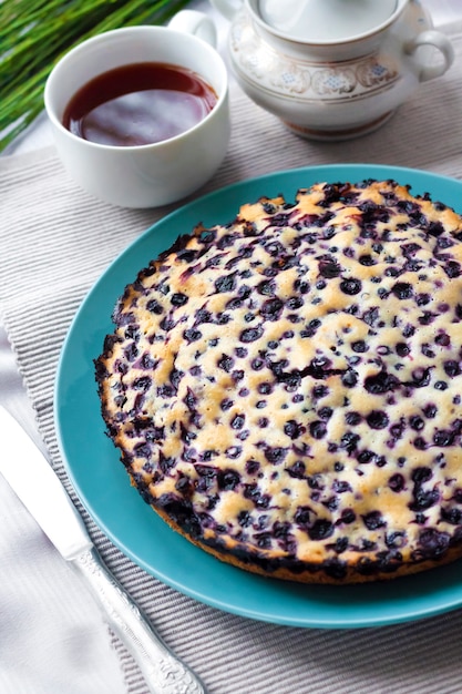 Tarta de arándanos casera en placa azul