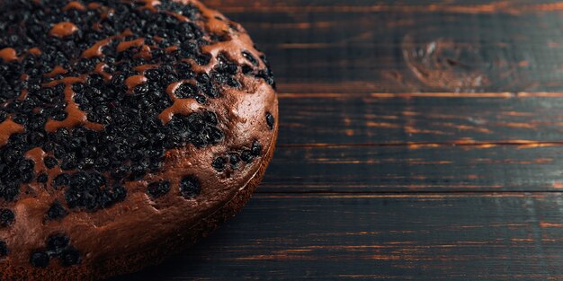 Tarta de arándanos con frutos rojos, repostería fresca casera, en madera. Copie el espacio.