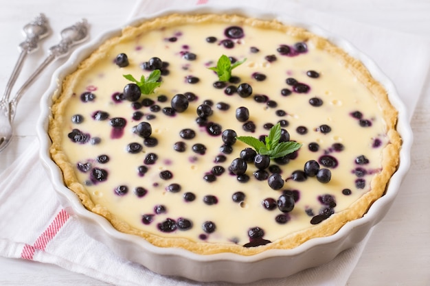 Tarta de arándanos en mesa de madera