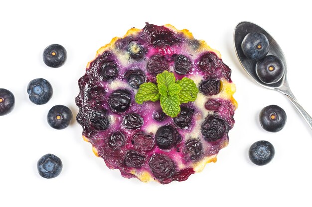 Tarta de arándanos, pastel, tartaleta con crema de vainilla.