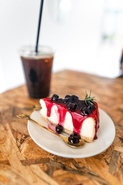 Tarta de arándanos en un plato en un café, dulces en una cafetería