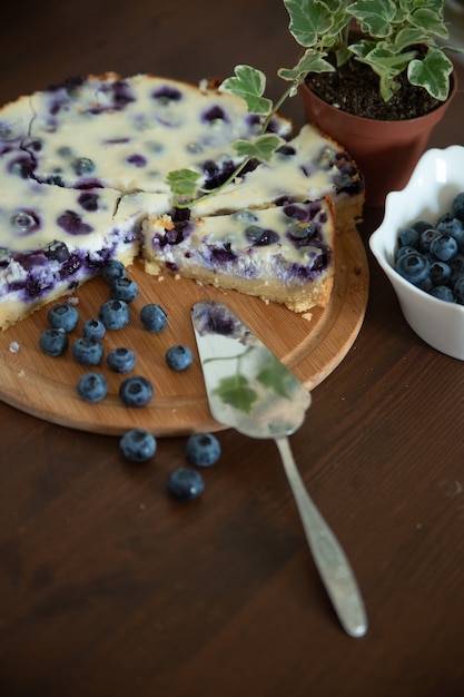 Tarta de arándanos sobre un fondo de madera