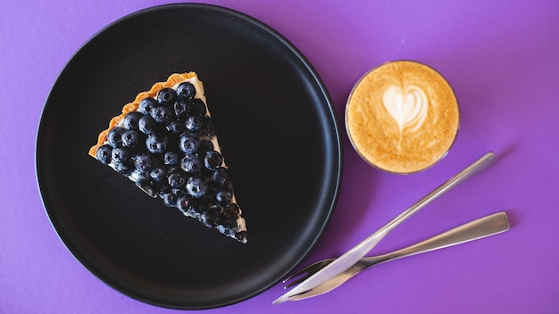 Tarta con arándanos sobre un fondo morado