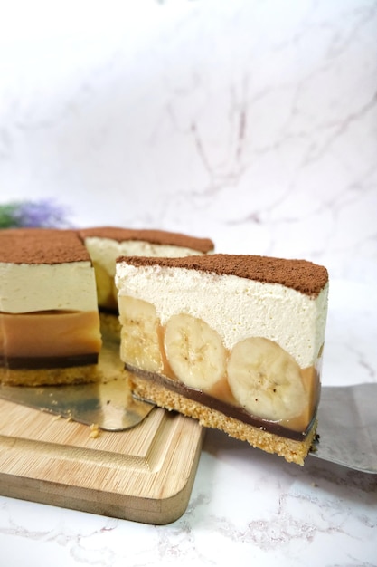 Tarta de banoffee con fondo blanco.