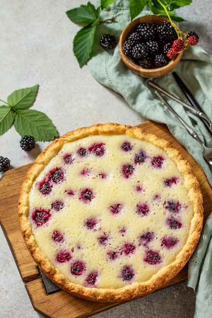 Tarta de bayas casera Tarta de tarta dulce con mora fresca Deliciosa tarta con mora